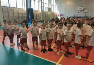 Reprezentanci przedszkola (dzieci) stoją w oczekiwaniu na rozstrzygnięcie wyników turnieju.