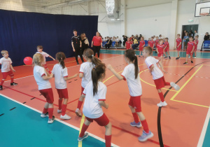 Reprezentacja przedszkola podczas meczu z inną drużyną.