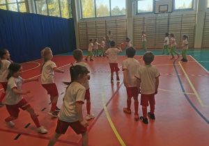 Reprezentacja przedszkola podczas meczu z inną drużyną.