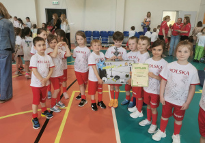 Reprezentacja przedszkola prezentuje nagrody za uzyskanie II miejsca.