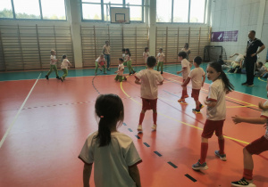 Reprezentacja przedszkola podczas meczu z inną drużyną.