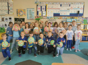 Grupa dzieci trzymających piłki – nagrody od nauczycielek.