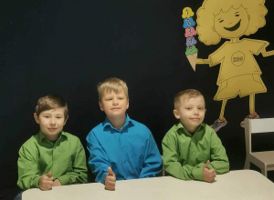 Trzyosobowa reprezentacja grupy V siedzi przy stoliku w oczekiwaniu na zadania konkursowe.