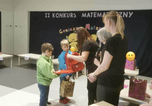 Reprezentacja grupy V odbiera nagrody za III miejsce od prowadzących konkurs.
