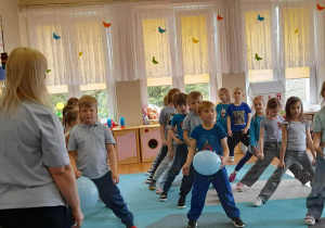 Dzieci uczestniczą w zajęciach sportowych w ramach Niebeskich Igrzysk.