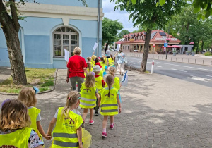 „Bajkowa Parada połączona z wręczeniem petycji o wprowadzenie codziennego czytania dzieciom w placówkach wychowawczo-edukacyjnych władzom samorządowym”
