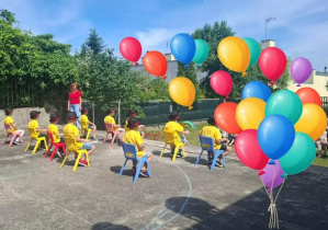 Przedszkolaki podczas występu artystycznego dla nowo przyjętych (do przedszkola) dzieci.