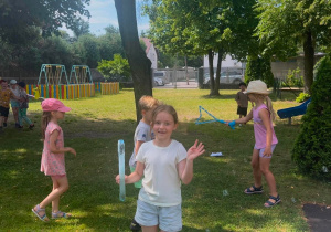 Dziewczynki w trakcie zabawy bańkami mydlanymi.