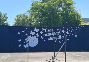 Dekoracja na zakończenie edukacji w przedszkolu – napis "Czas rozwinąć skrzydła".