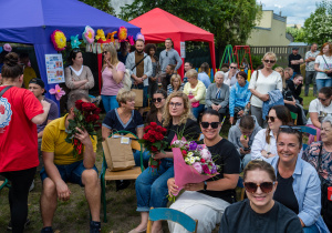 Zgromadzeni goście i cała widownia.