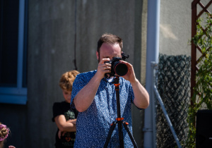 Pan fotograf wykonujący zdjęcie.