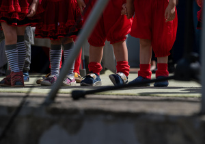 Ujęcie przedstawiające nóżki dzieci i buciki.