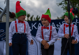 Dzieci w strojach skrzatów.