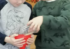 Michał i Dawidek robią sensoryczne baloniki.