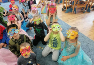 Dzieci założyły maski, które same zrobiły.
