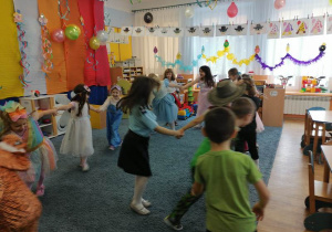 Dzieci wspólnie tańczą przy ulubionej muzyce