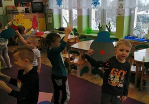 Dzieci tańczą z wykonanymi balonami przy piosence „ Bal baloników”