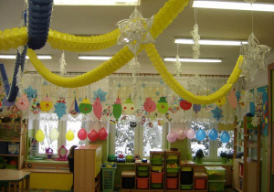 Ustrojona sala na bal karnawałowy (prace dzieci, balony, łańcuchy)