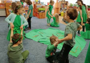 Dzieci w parch pokazują jak mogą się bawić przyjaciele z innej planety.