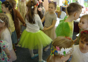Dzieci tańczące w kółeczkach dwuosobowych.