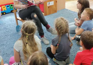 Pani Dorotka czyta dzieciom książkę o Koziołku Matołku.