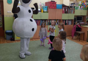 Dzieci witają się z Olafem postacią bajkową.