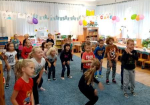 Tańcząca grupa dzieci.