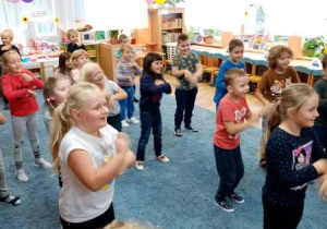 Tańcząca grupa dzieci.