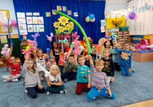 Grupa dzieci ze zwierzątkami wykonanymi z balonów.