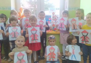 Dzieci trzymają rysunki krasnala