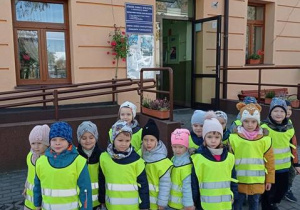 Dzieci z grupy „Mróweczki” przed budynkiem Domu Dziennego Pobytu „Wrzos”.