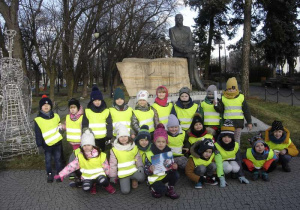 Grupa dzieci na tle pomnika założyciela miasta Aleksandrowa Łódzkiego Rafała Bratoszewskiego.