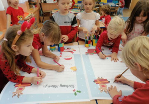 Dzieci na specjalnie wykonanych kartonach piszą, rysują co chcą dostać w prezencie od Mikołaja.