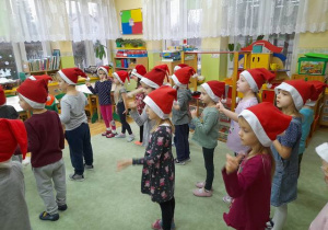 Dzieci bawią się przy piosence o krasnoludkach.