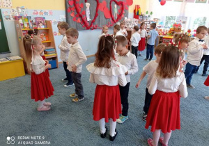 Dzieci tańczą taniec w parach.