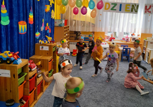 Dzieci biegają po sali szukając drugiej takiej samej połówki w tym samym kolorze.
