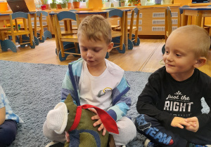 Dwóch chłopców trzyma materiałowego wróbelka.