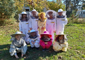 Dziewczynki w strojach pszczelarzy.