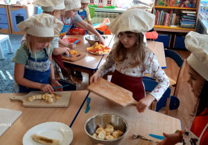 Przedszkolaki przygotowują deser.
