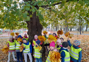 Dzieci z bukietami z kolorowych liści.