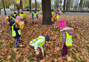 Dzieci poszukują jesiennych skarbów.
