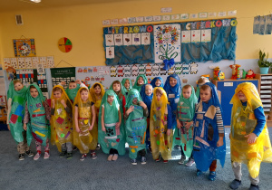 Zdjęcie grupowe – dzieci prezentują wykonane peleryny.