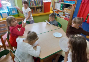 Dzieci zlizują miód z talerzy