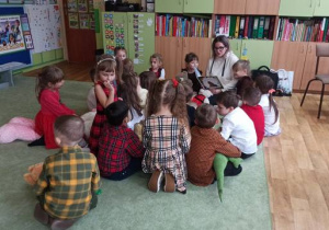 Dzieci słuchają czytanej przez mamę bajki o misiach