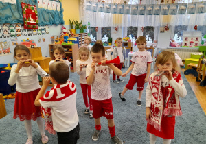 Dzieci kibicują polskiej drużynie – wykorzystują trąbki i gwizdki.