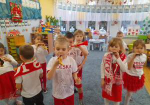 Dzieci kibicują polskiej drużynie – wykorzystują trąbki i gwizdki.