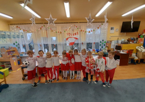 Zdjęcie grupowe dzieci w strojach biało – czerwonych.