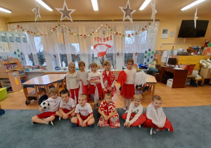 Zdjęcie grupowe dzieci w strojach biało – czerwonych.