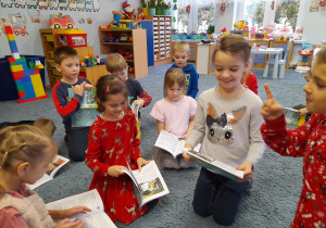 Dzieci oglądają otrzymane książki.
