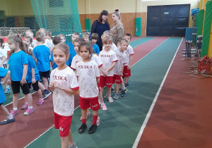 Dzieci przygotowują się do biegu.
